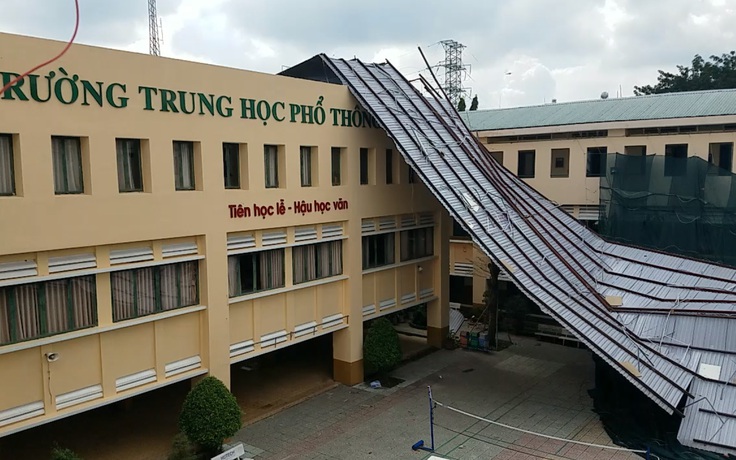 Mưa lớn, gió lốc phá tan hoang Trường Trung học phổ thông Bình Phú ở TP.HCM