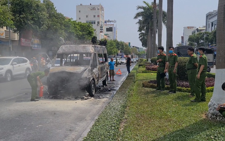 Xe tang dừng đèn đỏ bỗng cháy dữ dội trên đường phố Đà Nẵng