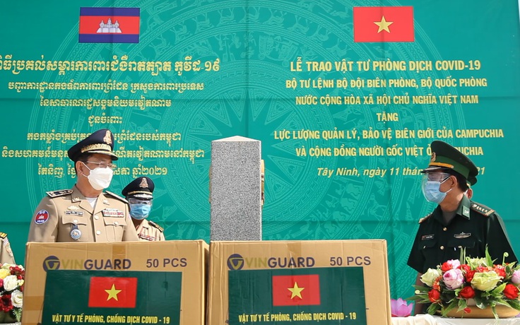 Bộ Tư lệnh BĐBP tặng vật tư y tế phòng, chống dịch Covid-19 cho Campuchia