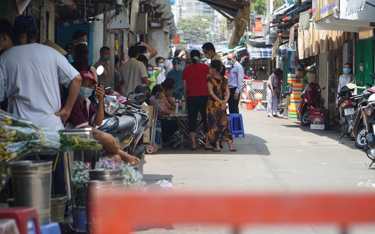Tiểu thương chợ Phú Nhuận xét nghiệm, hồi hộp chờ tin ca nghi nhiễm Covid-19