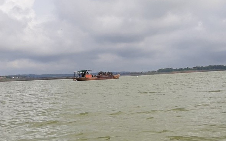 Tìm người mất tích sau vụ chìm tàu ở “ngã ba tử thần” trên hồ Đại Ninh