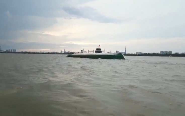 Sóng to, gió lớn, sà lan lật trên sông Đồng Nai, 2 thuyền viên được cứu kịp lúc