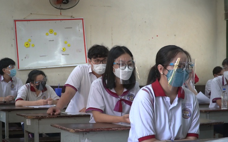 Trường THPT Trưng Vương trang bị kính chống giọt bắt cho thí sinh