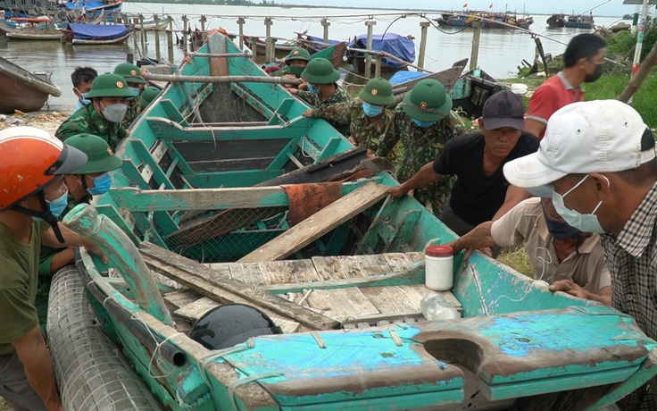 Giữa dịch Covid-19, người Quảng Trị chạy đua gặt lúa, neo thuyền trước giờ bão số 5 vào