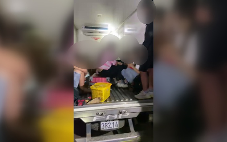 Kinh hoàng cảnh xe tải chở 15 người trong thùng đông lạnh hòng thông chốt để về quê