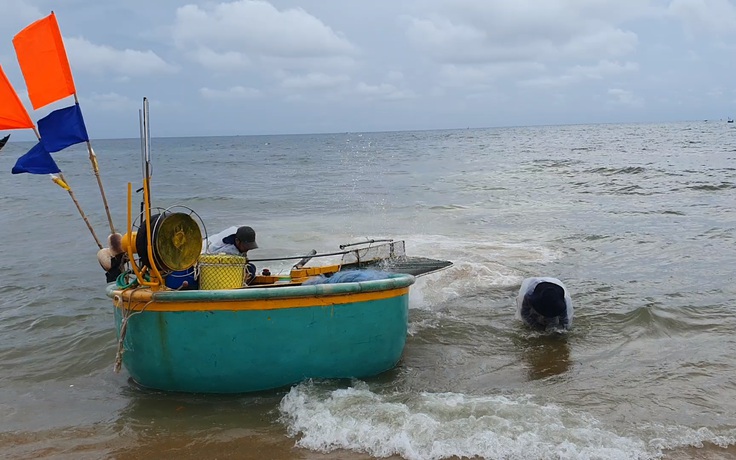 Ngư dân Phước Hải ra biển sau hơn 2 tháng giãn cách xã hội: “vui, mừng, có tiền”