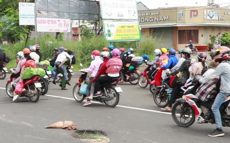 Nữ sinh trường cảnh sát bất chấp nguy hiểm lao ra cõng cứu người bị tai nạn