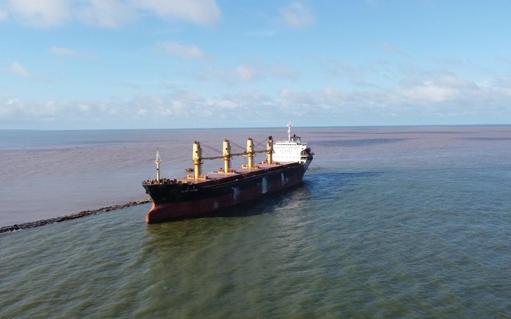 Tàu Glory Future 28.000 tấn được kéo ra khỏi khu vực mắc cạn ở Cửa Việt