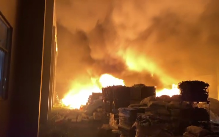 Cháy kinh hoàng tại kho Công ty Jumbo trong đêm, 6.000m2 nhà xưởng bị thiêu rụi