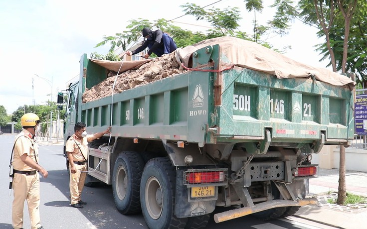 Chở bùn đất quá tải, 14 tài xế xe ben cho người đi trước cảnh giới