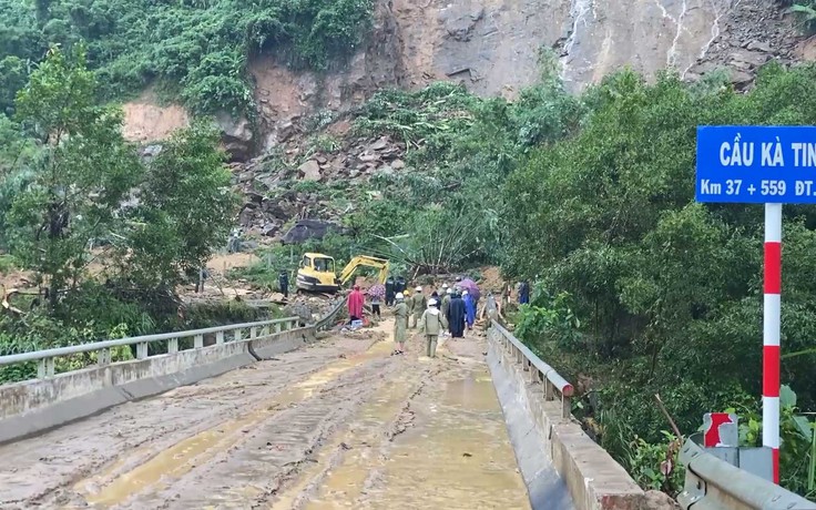 Người Quảng Ngãi chật vật vì đường sá chia cắt do mưa lũ, sạt lở