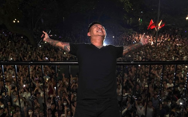 Tuấn Hưng biểu diễn trên ban công nhà riêng: phục vụ miễn phí có cần xin phép?