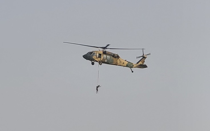 Taliban 'treo cổ người' từ trực thăng Black Hawk - thật hay giả?