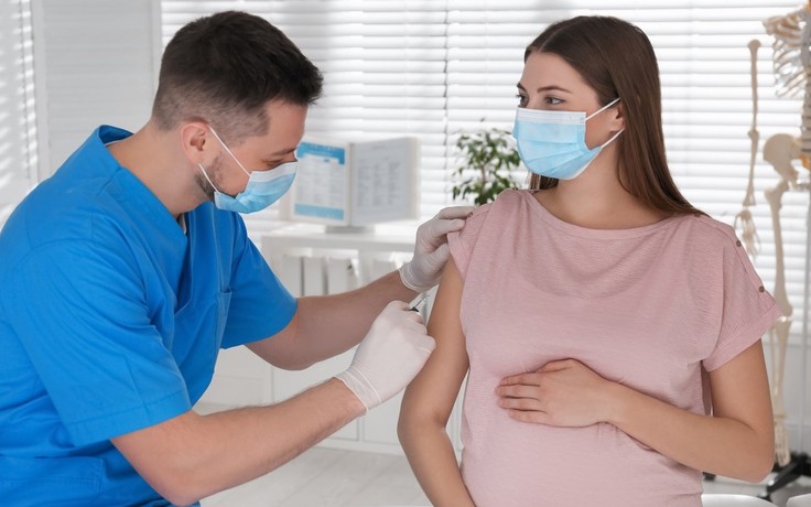Nhiễm Covid-19 khi mang thai: không tiêm ngừa, cả mẹ lẫn con đều có thể gặp nguy hiểm
