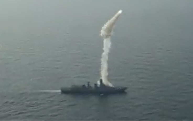Xem tàu khu trục Ấn Độ bắn thử tên lửa siêu thanh Brahmos phiên bản đối hải
