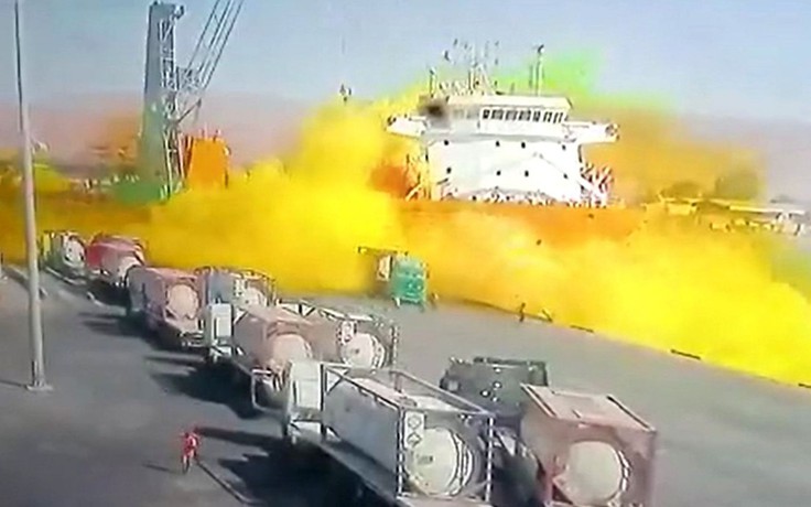Kinh hoàng đám khí độc khổng lồ tuôn ra từ bồn chứa clo bị rơi ở cảng Jordan