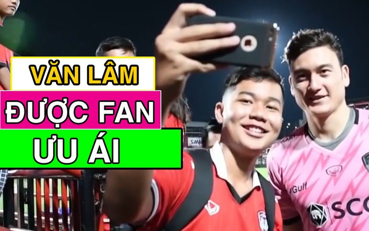 Mắc sai lầm, Văn Lâm vẫn được đông đảo fan xin chữ ký, chụp hình