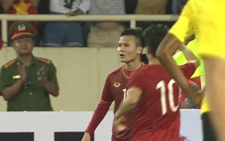 Nóng! Quang Hải ghi bàn giúp Việt Nam vươn lên dẫn trước Malaysia