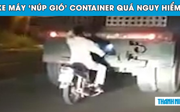 Xe máy ‘núp gió’, níu đuôi container nguy hiểm trên quốc lộ