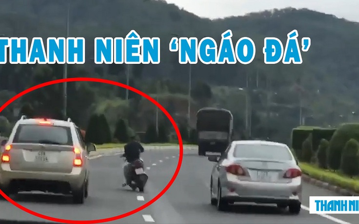 Thanh niên lái xe máy như ‘ngáo đá’ đánh võng trước đầu ô tô gây phẫn nộ