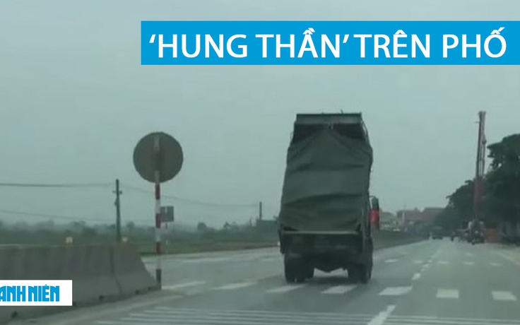 Xe tải… quên hạ thùng, ‘hiên ngang’ đi trên phố