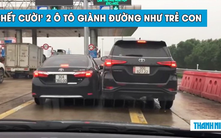 ‘Chết cười’ cảnh hai ô tô giành nhau vào trạm thu phí