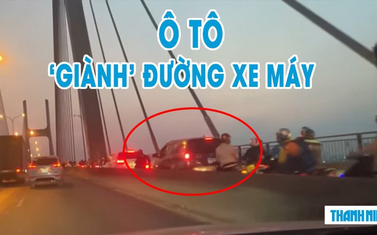 Bức xúc ô tô ‘chui’ vào làn xe máy, gây kẹt xe trên cầu Phú Mỹ