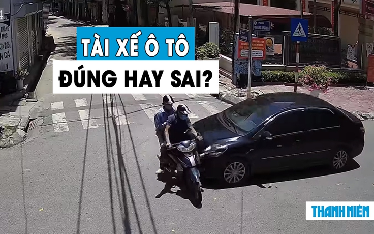 Hai thanh niên lái xe máy bị ô tô tông văng, dân mạng tranh cãi ai đúng, ai sai?