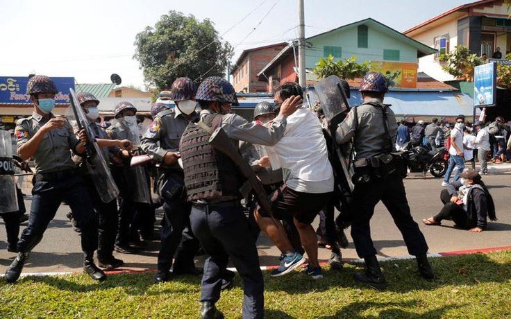 Binh sĩ Myanmar đụng độ dữ dội với người biểu tình, 11 người chết