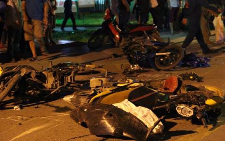 Ô tô mất lái húc nhiều xe máy và ô tô, ít nhất 1 người chết