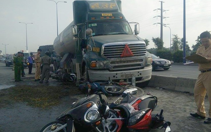 Tai nạn trước cửa ngõ Sài Gòn, 7 xe máy kẹt dưới gầm xe bồn