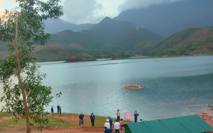 Thừa Thiên - Huế: Chìm ghe chở mây qua hồ Thủy Yên, một người dân tử vong
