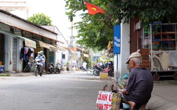 Cha 97 tuổi ‘bánh ú đây’ khắp Sài Gòn: Không nhận tiền vì nhiều người còn khổ