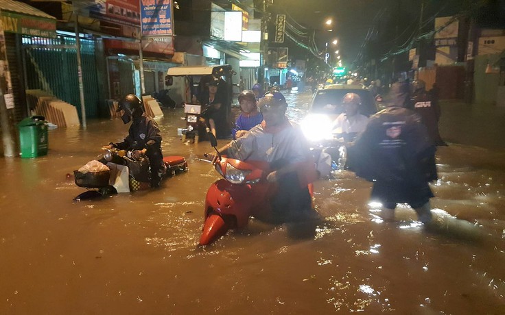 Trận mưa khủng khiếp biến đường phố thành sông: Người Sài Gòn hỏi tại ai?