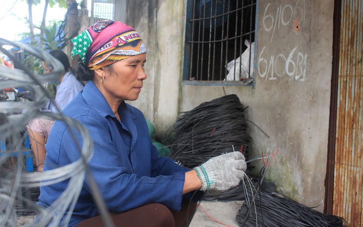 Nơi độc nhất ở Sài Gòn người người ‘xẻ thịt’ dây điện