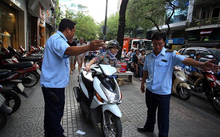 Người Sài Gòn đậu xe chiếm vỉa hè có bị phạt giam xe?