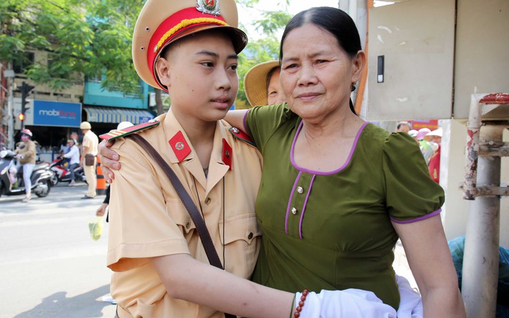 Mẹ cậu bé ung thư được làm CSGT: ‘Con tôi sắp tháo tay rồi, tôi sợ lắm!’