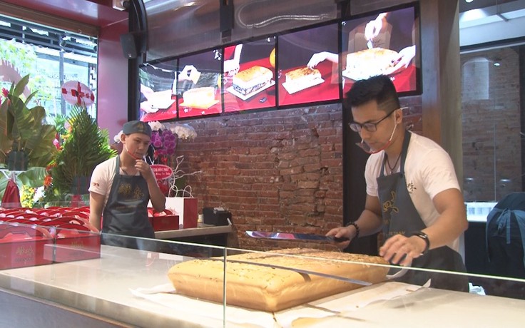Độc đáo chiếc bánh bông lan nặng 10kg ở Sài Gòn