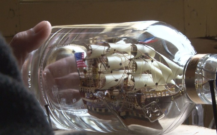 Người đưa du thuyền vào chai thủy tinh