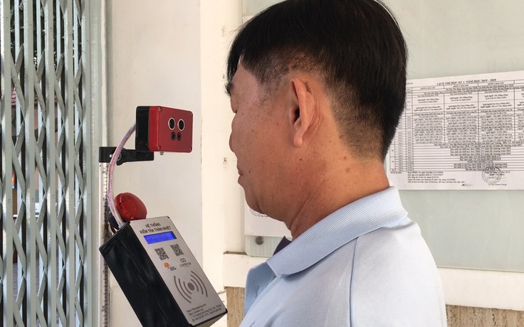 Trường THCS Trần Văn Ơn chuẩn bị máy đo thân nhiệt để đón học sinh trở lại