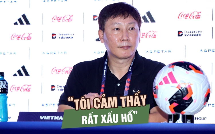 HLV Kim Sang-sik nhận trách nhiệm sau trận thua Thái Lan: ‘Tôi cảm thấy rất xấu hổ’