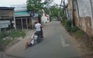 Kinh hoàng cảnh cô gái bị tên cướp chạy xe máy kéo lê trên đường