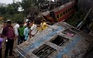 Gần 300 người chết, hàng trăm xe cứu thương ở hiện trường vụ đâm tàu lửa Ấn Độ