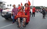 Cổ động viên ngồi xe lăn được vợ ‘hộ tống’ đi cổ vũ đội tuyển Việt Nam
