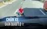 Phụ xe ngồi giữa đường, chặn xe gây hỗn loạn quốc lộ 1
