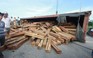 Lật xe, hàng trăm phách gỗ quý tràn mặt đường