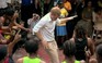 Hoàng tử Hary nhảy cùng người dân Jamaica