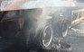 Cháy xe dữ dội khi xe máy lọt gầm container