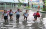 Học sinh bì bõm lội nước trong sân trường