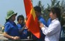 Trao cờ tổ quốc và áo đoàn cho ngư dân trẻ Lý Sơn